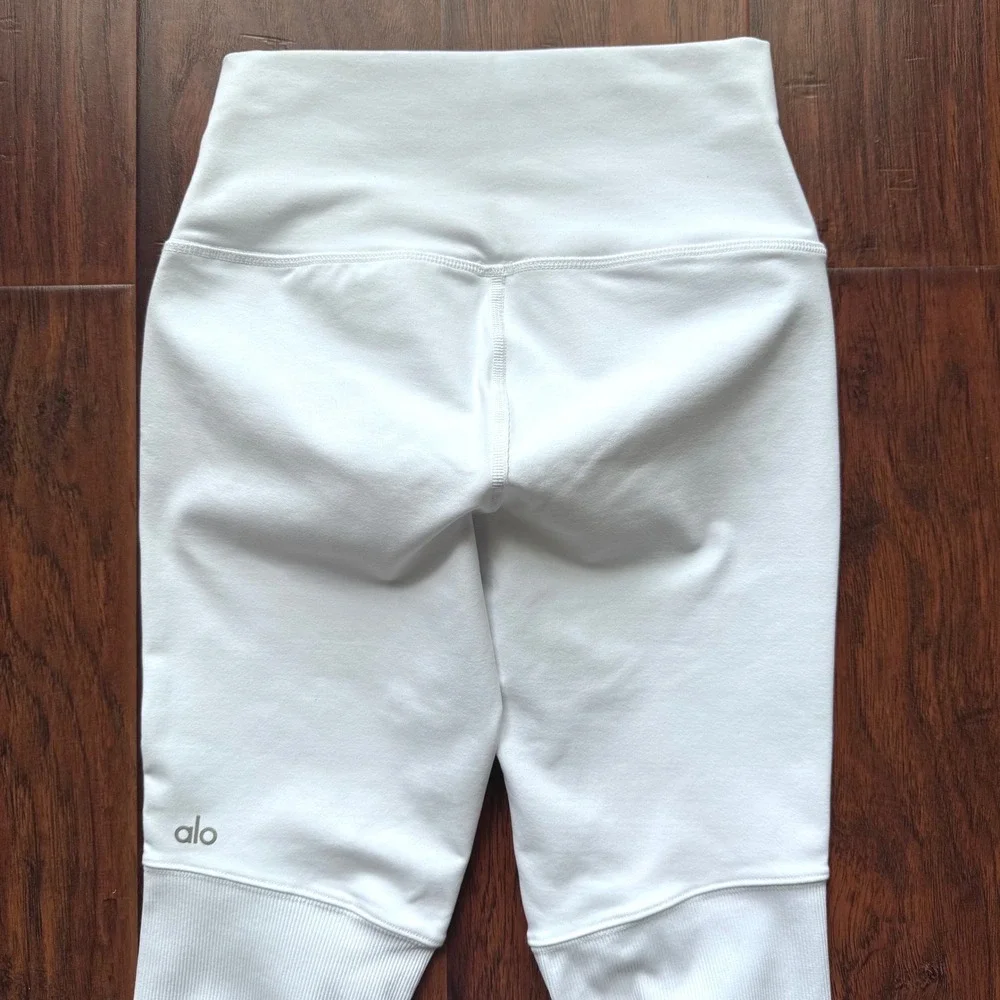 MINT! Alo Yoga Goddess Leggings Sz Small White Ribbed Knit Scrunch Clean Girl
